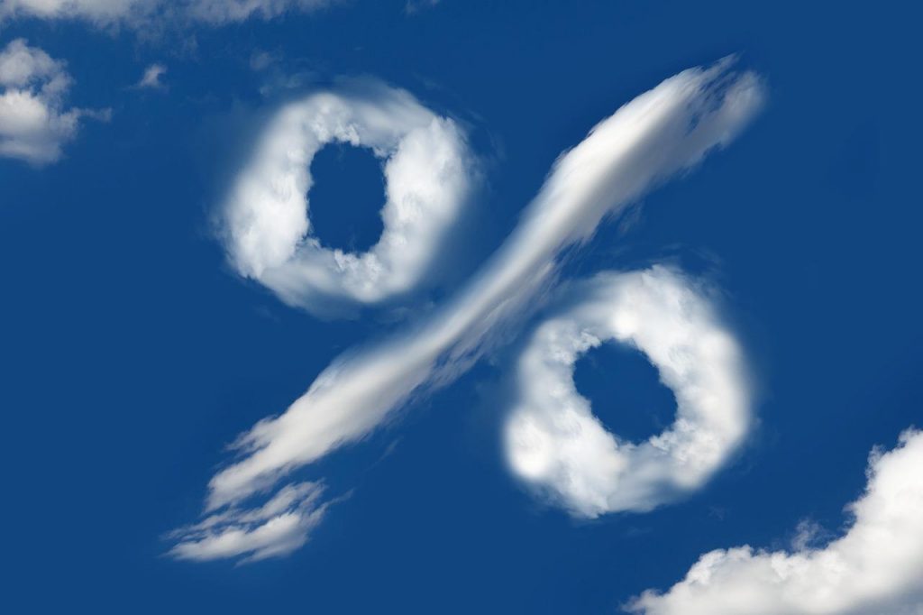 Rachat de crédit, un pourcentage en nuage gris dans le ciel bleue.