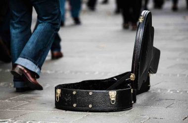 Surendettement comment s'en sortir. Un étui à guitare pour faire la manche.