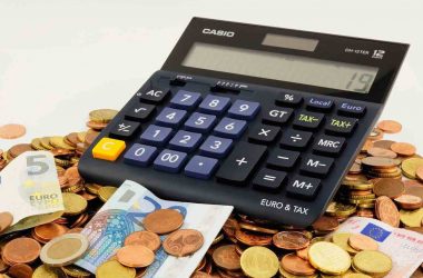 Faire un budget facile. Calculette, monnaie et billets de banque