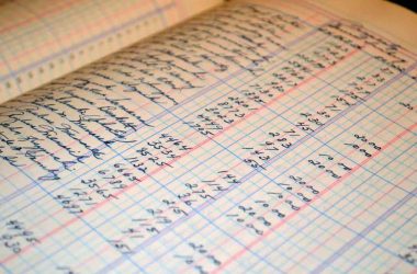 Budget mensuel/ Un cahier de compte maison.