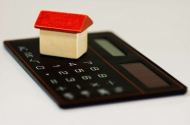 Type de crédit. Une maquette de maison sur une calculatrice.