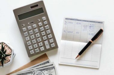 bien gérer son budget familial. Calculette, chéquier, stylo... les outils pour faire ses comptes.