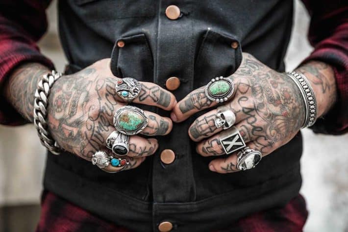 Argent et style de vie, que choisir ? Cuir, tatouage, bague en argent, le style badass - capitaliste.