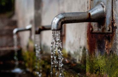 Comment réduire sa facture eau et faire des économies ? Un robinet qui coule.