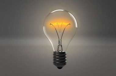 Économiser l’électricité et gagner de l’argent. Une ampoule éclairée.