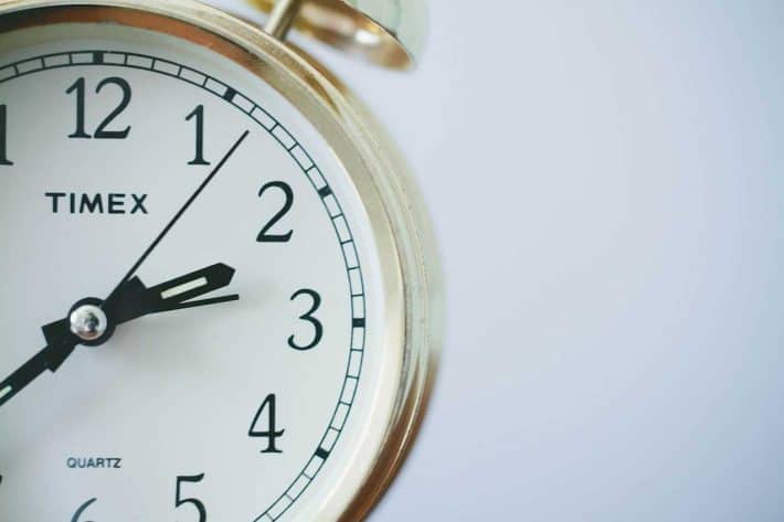Efficacité : améliorer la gestion du temps de travail. Un chronomètre en gros plan.