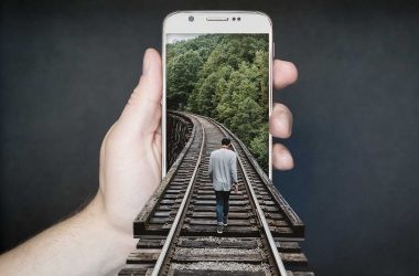 Comment baisser sa facture de téléphone. Un smartphone avec une voie de chemin de fer.