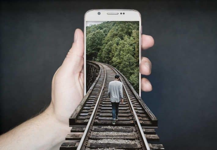 Comment baisser sa facture de téléphone. Un smartphone avec une voie de chemin de fer.