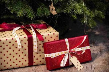 Offrir des cadeaux de noël quand on a pas d'argent. Des paquets cadeaux au pied d'un sapin de Noël.