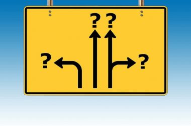 Choisir de devenir riche, c'est possible ? Un panneau de signalisation avec des directions se finissant par un point d'interrogation.