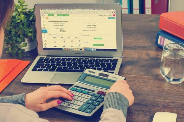 Pour devenir riche contrôle tes finances. Ordinateur portable et calculette.