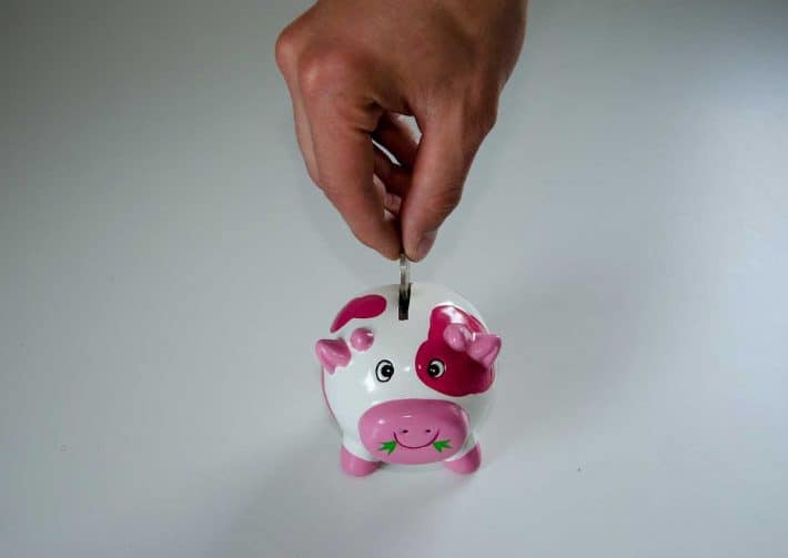 Quelle épargne choisir ? Un petit cochon tirelire où l'on met de la monnaie.