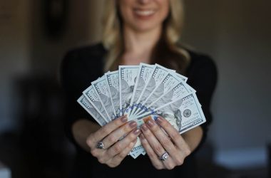 Augmenation de salaire. Une femme presentant des billets de banque.