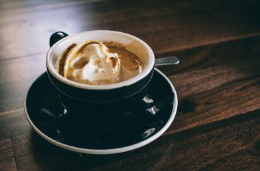 gagner de l’argent et devenir riche grâce au Latte Factor. Un cafè avec de la crème chantilly