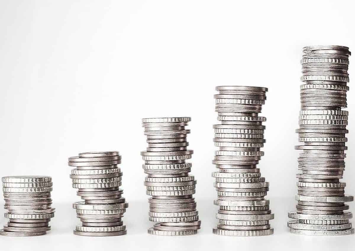 Gagner beaucoup d’argent. Des piles de pièces de monnaie.