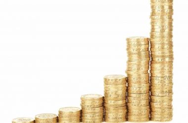 Comment passer de pauvre à riche riche ? Des piles de pièces de monnaie de plus en plus grandes.