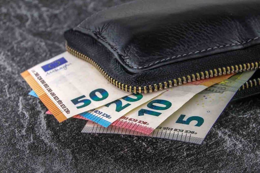 COMBIEN INVESTIR EN BOURSE POUR COMMENCER ? > 1,2,3... Richesse COMBIEN INVESTIR EN BOURSE POUR COMMENCER ? > 1,2,3... Richesse