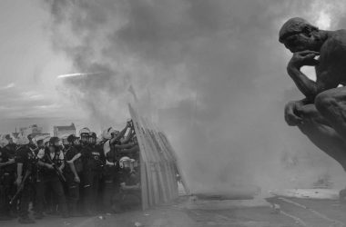 Dirigeants politiques et démocratie. Le penseur de Rodin face à des forces de l'ordre surarmées.