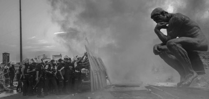 Dirigeants politiques et démocratie. Le penseur de Rodin face à des forces de l'ordre surarmées.