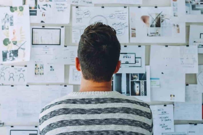 quel statut d’entreprise choisir. Homme devant un tableau de notes.