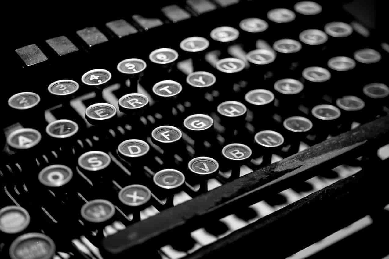 Crédits. Touches de machine à écrire ancienne.