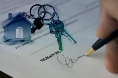 Étapes pour acheter un bien immobilier. Une signature de compromis et un trousseau de clefs.